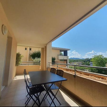 Location D'Un Superbe Appartement Avec Piscine Roquebrune-sur-Argens Exterior foto
